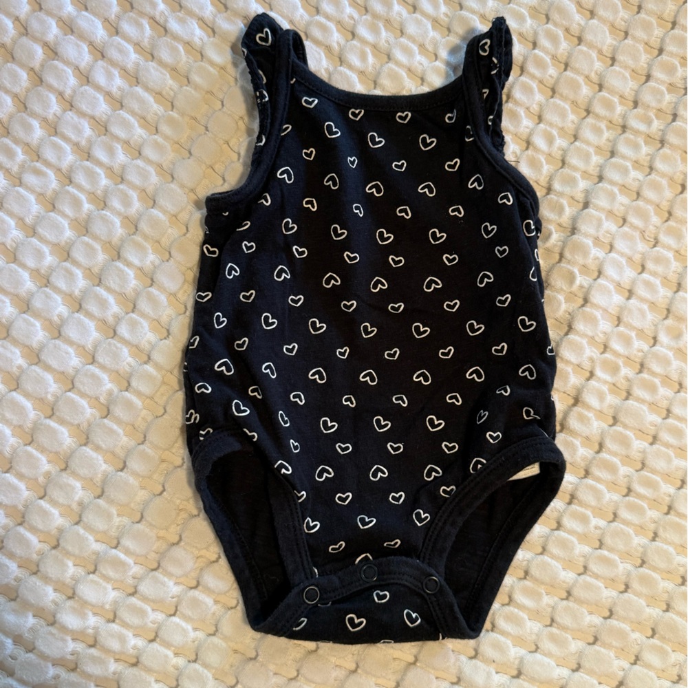 Carters 3m heart onesie‎